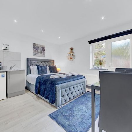Heathrow Stays - Fawns Manor Hillingdon Extérieur photo