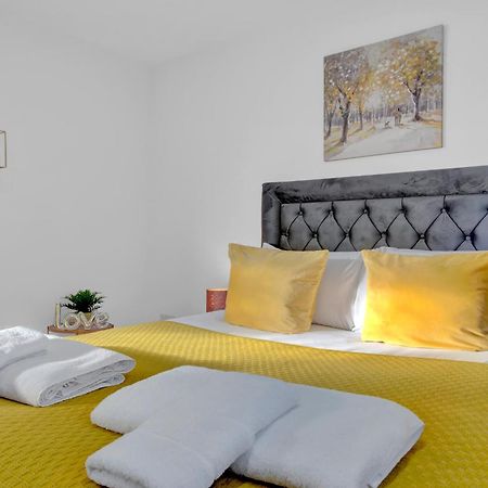 Heathrow Stays - Fawns Manor Hillingdon Extérieur photo